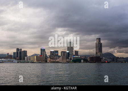 Hong Kong, China - 18. Juni 2017: die Sonne über dem Victoria Harbour und die Skyline von Kowloon in Hong Kong. Stockfoto