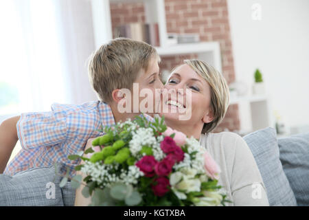 Junge Blumen für den Muttertag zu Mumie Stockfoto