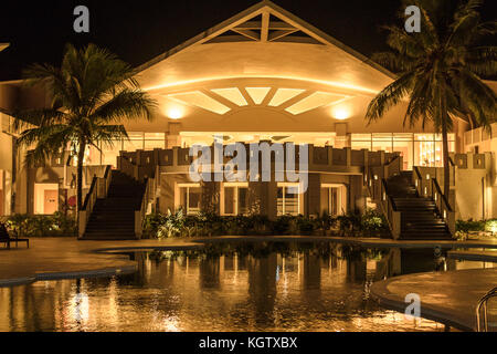 Eine Rückansicht des Golden Sands Resort in der Nacht. Stockfoto