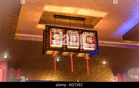 Dekorative lampe Schatten von einem chinesischen Restaurant im Puri, Orissa, Indien. Stockfoto