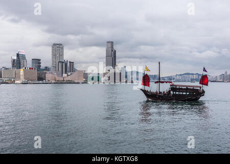 Hong Kong, China - 18. Juni 2017: einer traditionellen chinesischen Dschunke Kreuzfahrtschiff transport Tourist über den victorial Hafen in Hongkong. in Segeln ist Stockfoto