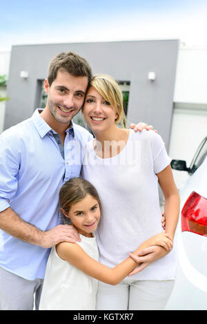 Happy Family in neues Haus gekauft Stockfoto