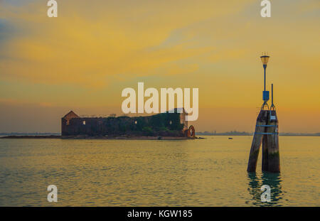 Madonna Del Monte auf dem Weg zur Insel Burano in der Nähe von Venedig, Italien Ruine Stockfoto