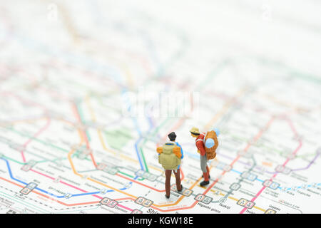 Miniatur 2 Personen stehen auf einer Karte der U-Bahn-Linien in Japan. Als Hintergrund Travel Concept mit kopieren. Stockfoto