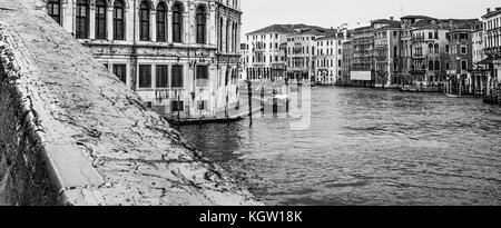 Venedig in Schwarz und Weiß, von der Brücke über den Kanal Stockfoto