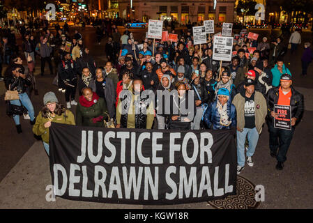 New York, Usa. November 2017. New Yorker und Gemeindevertreter hielten am 9. November 2017 auf dem Union Square eine Kundgebung und Pressekonferenz ab, um die Familie von Delrawn Small zu unterstützen, um gegen das Urteil vom Montag zu protestieren, das den NYPD-Beamten Wayne Isaacs für Mord und Totschlag wegen Erschießung und Tötung Delrawns am 4. Juli nicht schuldig befunden hatte. 2016 in Brooklyn. Quelle: Erik McGregor/Pacific Press/Alamy Live News Stockfoto