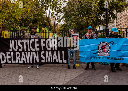 New York, Usa. November 2017. New Yorker und Gemeindevertreter hielten am 9. November 2017 auf dem Union Square eine Kundgebung und Pressekonferenz ab, um die Familie von Delrawn Small zu unterstützen, um gegen das Urteil vom Montag zu protestieren, das den NYPD-Beamten Wayne Isaacs für Mord und Totschlag wegen Erschießung und Tötung Delrawns am 4. Juli nicht schuldig befunden hatte. 2016 in Brooklyn. Quelle: Erik McGregor/Pacific Press/Alamy Live News Stockfoto