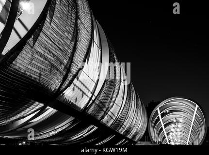 Futuristische gehwege am Ufer eines Flusses in Madrid, Spanien Stockfoto