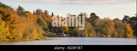 Bootshaus auf dem Gelände von Blenheim Palace im Herbst bei Sonnenuntergang. Blenheim Palace, Woodstock, Oxfordshire, England. Panoramablick Stockfoto