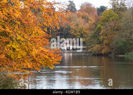 Bootshaus auf dem Gelände von Blenheim Palace im Herbst bei Sonnenuntergang. Blenheim Palace, Woodstock, Oxfordshire, England Stockfoto