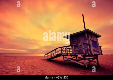 Lifeguard Tower mit der rosigen Nachleuchten eines Sonnenuntergangs in Hermosa Beach, Kalifornien Stockfoto