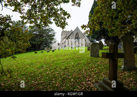 Szenen Aus Dem Crowhurst Village. Kirche. Eibenbaum. Station. Eichen. Ein wunderschönes Dorf in East Sussex mit vielen Tieren Stockfoto