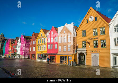 Bergen, Norwegen - Oktober 2017: Bunte Häuser im historischen Stadtteil Bryggen in Bergen, auf der Liste des UNESCO-Weltkulturerbes, Norwegen Stockfoto