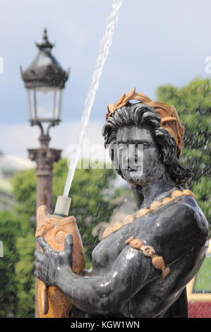 Fontaines de la Concorde (entworfen von Jacques ignace Hittorff, 1840) auf dem Place de la Concorde in Paris, Frankreich. north Brunnen erinnert an Navigation und Co Stockfoto