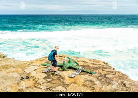 Ein Touristen bewundert Stephen Harrison's Kunstwerk mit dem Titel 'MOlly und Charles' während der 2017 Skulpturen am Meer in der Nähe von Bondi Beach in Sydney Stockfoto