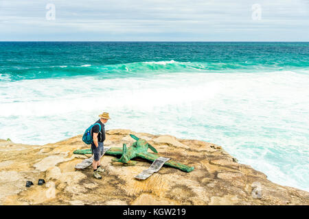 Ein Touristen bewundert Stephen Harrison's Kunstwerk mit dem Titel 'MOlly und Charles' während der 2017 Skulpturen am Meer in der Nähe von Bondi Beach in Sydney Stockfoto