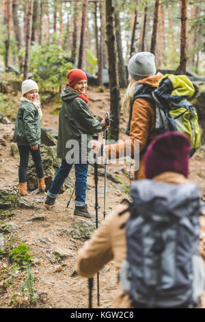 Eltern und Kinder Trekking im Wald Stockfoto