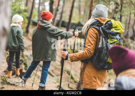 Eltern und Kinder Trekking im Wald Stockfoto