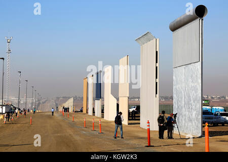 Trump Verwaltung neue US-mexikanischen Grenze Mauer Prototypen werden im Oktober 2017 vorgestellt. Acht verschiedene Prototypen, Teile der Mauer alle 30 Meter hoch (9 Meter), die maximale Höhe von der Ausschreibung angegeben, und aus einer Mischung aus Beton und Metall errichtet in der Nähe der Otay Mesa der Einreise in Kalifornien. Die Designs werden testen, um sicherzustellen, dass sie Angriff widerstehen kann ausgesetzt werden und versucht, über, unter und über sie zu gehen. Weitere Informationen finden Sie unten. Stockfoto