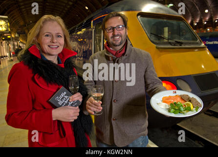 Mitch Tonks startet seine Pullman Dining Menü an paddingrton Station mit Essen Autor xanthe Ton (oben blau/roten Mantel) Stockfoto