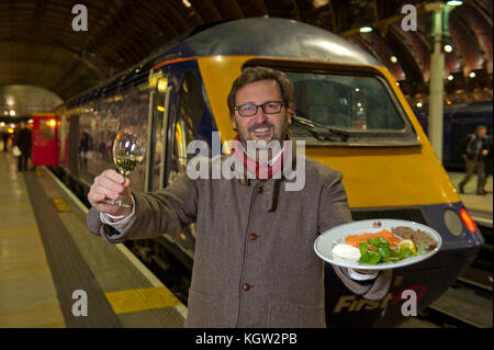 Mitch Tonks startet seine Pullman Dining Menü an paddingrton Station mit Essen Autor xanthe Ton (oben blau/roten Mantel) Stockfoto