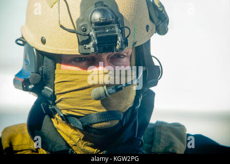 In der Nähe von United Benutzerdefinierte Status- und Grenzschutzbehörde (USCBP) Luft Verbot Officer UH-60 Black Hawk Helicopter Pilot. Stockfoto