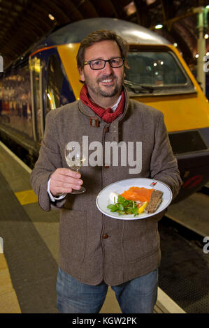 Mitch Tonks startet seine Pullman Dining Menü an paddingrton Station mit Essen Autor xanthe Ton (oben blau/roten Mantel) Stockfoto