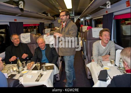 Mitch Tonks startet seine Pullman Dining Menü an paddingrton Station mit Essen Autor xanthe Ton (oben blau/roten Mantel) Stockfoto