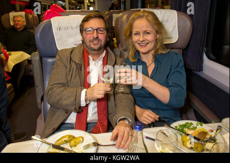 Mitch Tonks startet seine Pullman Dining Menü an paddingrton Station mit Essen Autor xanthe Ton (oben blau/roten Mantel) Stockfoto