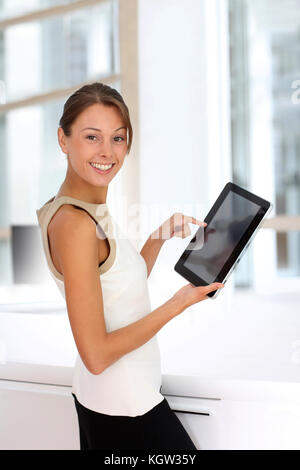 Geschäftsfrau im Büro mit digitalen Tablet Stockfoto