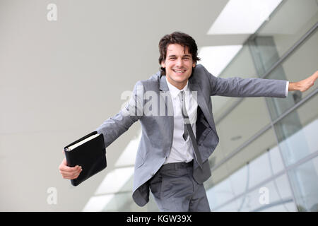 Nur Graduierte junge Mann aus Business School Stockfoto