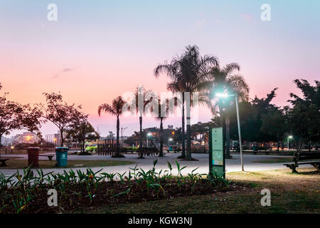 Foto vom Sonnenuntergang am Villa-Lobos Park in San Paulo (São Paulo), Brasilien (Brasil) Stockfoto