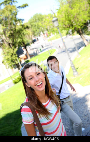 Paar hält Hände beim Treppensteigen Stockfoto