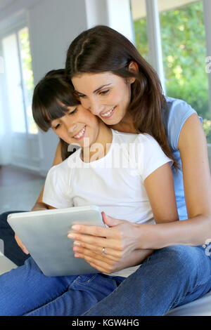 Mutter und Tochter Surfen im Internet mit Tablet Stockfoto
