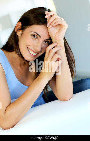 Nahaufnahme der schönen Frau mit shy Ausdruck Stockfoto