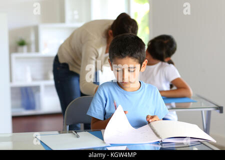 Kinder in der Klasse mit Lehrer Stockfoto