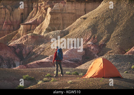 Touristische steht in der Nähe der Hütte und ein Canyon in der Mongolei. Stockfoto