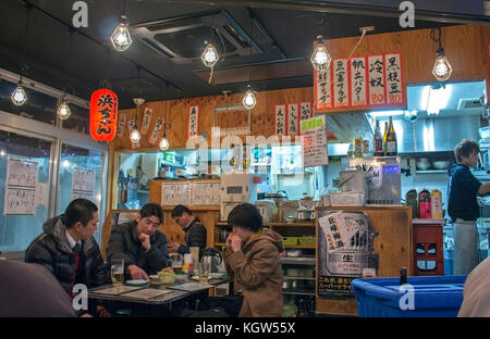 Am 11. August 2017 - Tokio, Japan. Leute beiläufig versammelten sich in einem Japanischen Restaurant, Izakaya, Essen und Trinken mit Freunden nach der Arbeit in der Gegend von Ueno, Thi Stockfoto