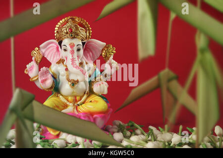 Hindu Gott ganesha mit Jasminblüten Stockfoto