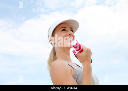 Frau tun Fitness Übungen am Meer Stockfoto