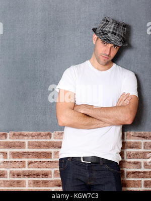 Trendy Kerl mit Arme auf städtischen Hintergrund gekreuzt Stockfoto