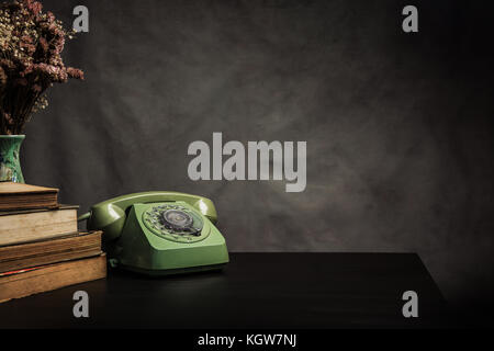 Vintage alten Telefon auf der Tabelle, noch Leben. Stockfoto