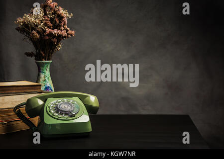 Vintage alten Telefon auf der Tabelle, noch Leben. Stockfoto