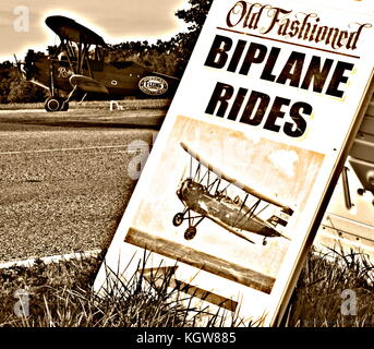 Die barnstormer!! In einer Zeit, in der die Luftfahrt war jung und offenen Cockpit Doppeldecker füllte den Himmel geboren. Stockfoto