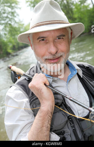 Portrait von lächelnden Fischer auf Riverside Stockfoto
