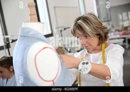 Nahaufnahme der Schneiderin in der Ausbildung Klasse Stockfoto