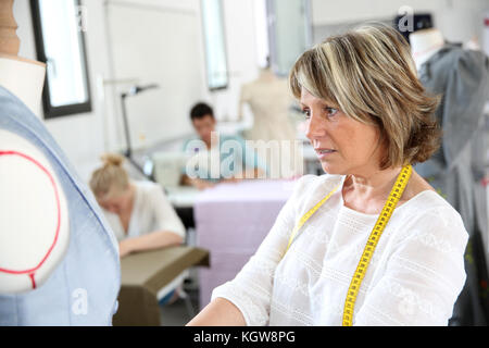 Nahaufnahme der Schneiderin in der Ausbildung Klasse Stockfoto