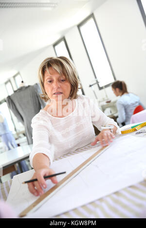 Nahaufnahme der Schneiderin in der Ausbildung Klasse Stockfoto