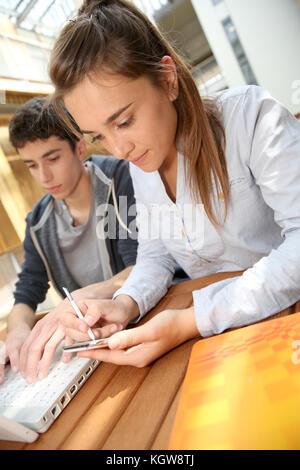 Mädchen in der Hochschule sie ihr Smartphone außerhalb des Klassenzimmers Stockfoto