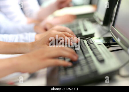 Gruppe von Studenten, die in den Computern Zimmer Stockfoto